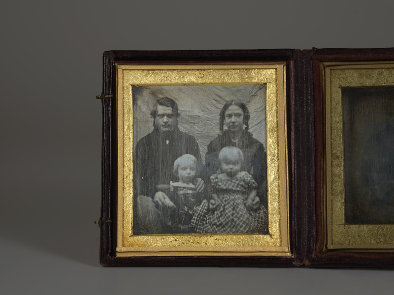 <caption>Ritratto di coppia con due bambini</caption>1845-1855 ca.