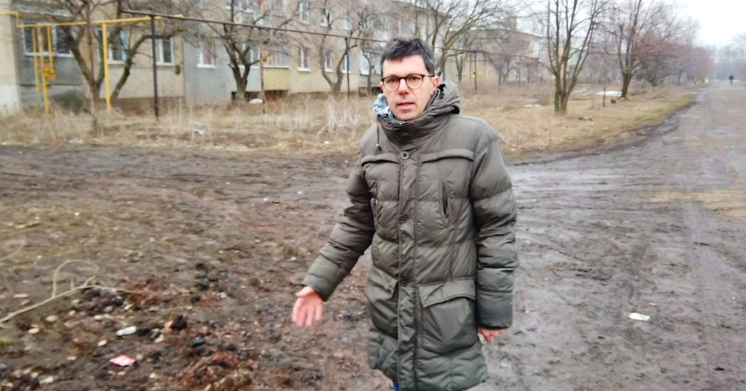 Ucraina, il racconto dalla linea del fronte: “Qui bombardate 31 case, sono scappati tutti”