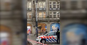 Copertina di Amsterdam, uomo armato prende un ostaggio in un negozio: le prime immagini – Video
