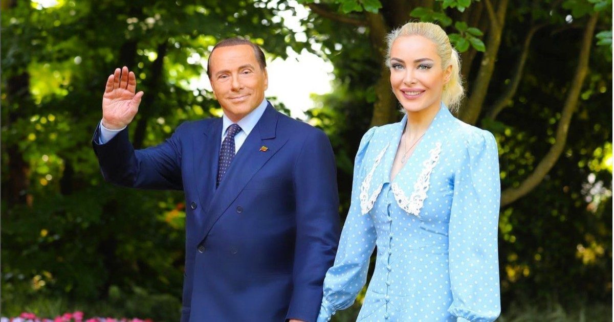 Silvio Berlusconi e la fidanzata Marta Fascina si baciano seduti da Cracco in Galleria