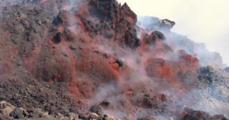 Copertina di L’Etna erutta e dà spettacolo: le immagini girate a un passo dalla colata lavica – Video