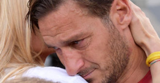 Copertina di Francesco Totti a Sabaudia tra autografi e giochi in acqua con la figlia Isabel: ecco come trascorre la sua prima estate senza Ilary Blasi