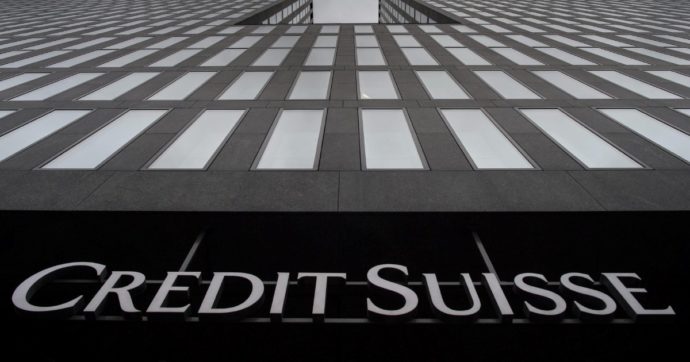 Credit Suisse, “lavati” 100 miliardi
