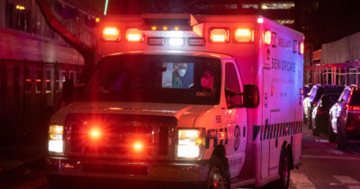 Copertina di Un turista fulminato e “sbalzato con forza per terra” dopo aver messo la mano su una lampada: “La scossa ha attraversato le otturazioni della mia bocca”