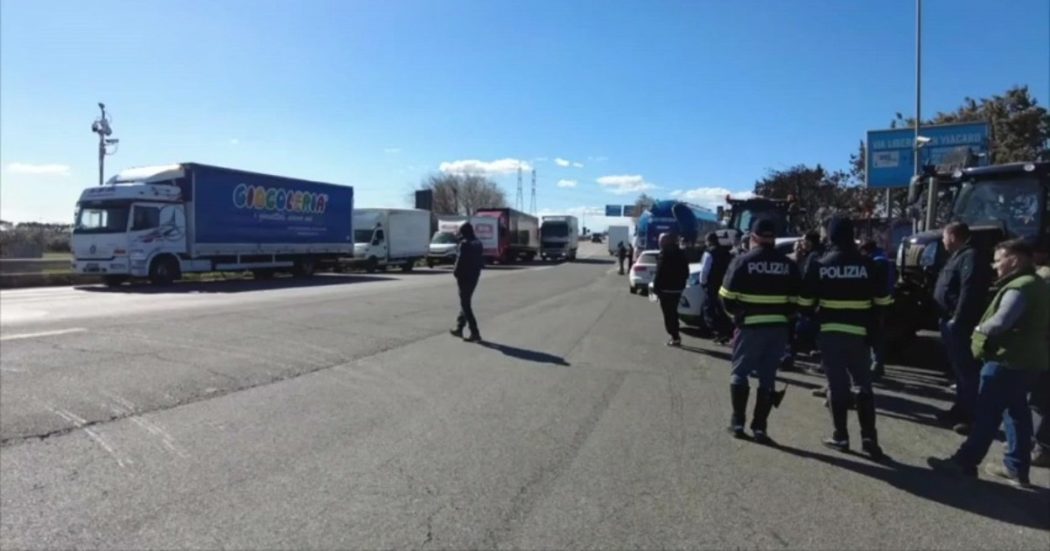 Caro carburanti, autotrasportatori in rivolta: tir in protesta dalla Puglia alla Sicilia. A Foggia un accoltellato. “Servono interventi urgenti”