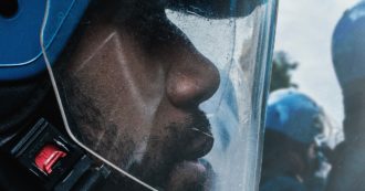 Copertina di Il Legionario, quando il poliziotto “nero” sgombera col manganello gli occupanti (anche) “bianchi”. Il film cortocircuito di Hleb Papou