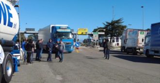 Copertina di Caro benzina, gli autotrasportatori protestano a Foggia: tir fermi al casello autostradale – Video