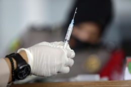 Copertina di Covid, Iss: “Dose booster efficace al 91% contro forma grave della malattia, protegge al 68% da Omicron. Casi in aumento tra 10-19 anni”