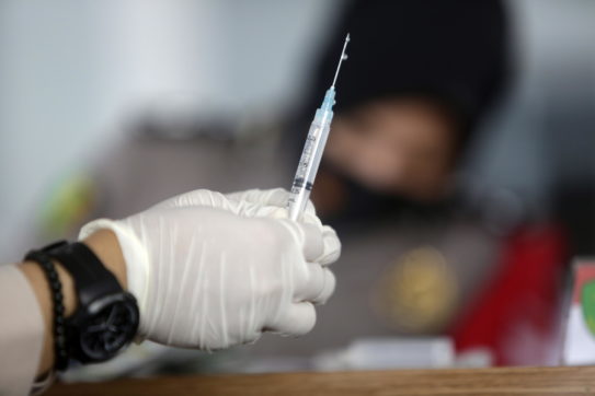 Covid, Iss: “Dose booster efficace al 91% contro forma grave della malattia, protegge al 68% da Omicron. Casi in aumento tra 10-19 anni”