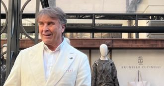 Copertina di Milano Fashion Week, Brunello Cucinelli: “La moda riparte con ottimismo. Ora dobbiamo trovare equilibrio lavoro-vita: 7 ore e mezzo con concentrazione, poi disconnettersi”