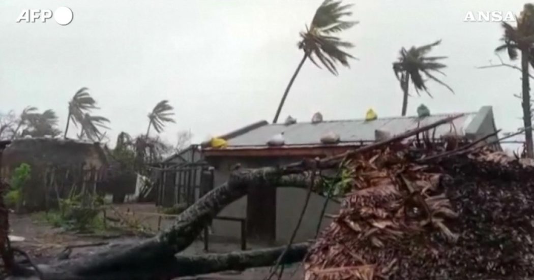 Madagascar, piogge torrenziali e venti fino a 140 km/h: ecco le immagini del ciclone Emnati – Video