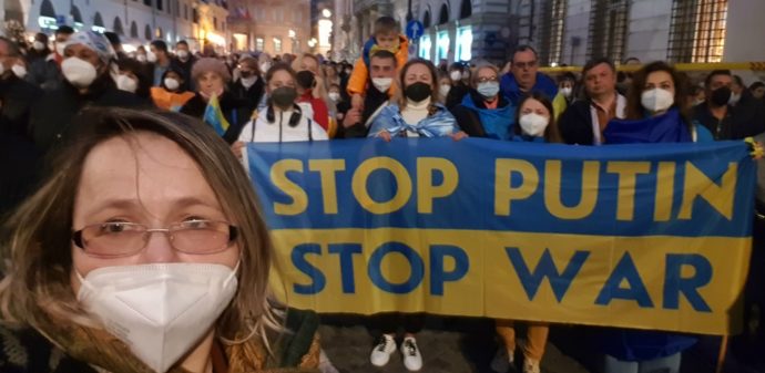 Ucraina: “I miei familiari sotto le bombe. Dateci armi e sanzioni vere”. L’appello dell’Associazione Italia-Ucraina