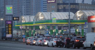 Copertina di 4 – Ricominciano i bombardamenti: all’aeroporto (blindato) i militari sparano a vista