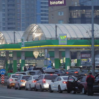 Copertina di 4 – Ricominciano i bombardamenti: all’aeroporto (blindato) i militari sparano a vista