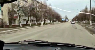 Copertina di Ucraina, in macchina da Lysychansk a Dnipro: strade deserte e persone in fuga – Video