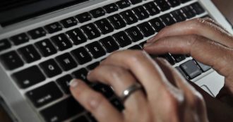 Copertina di Ucraina, il collettivo Anonymous dichiara “cyber guerra” alla Russia: “Hackerata l’emittente Rt news e altri siti del governo”