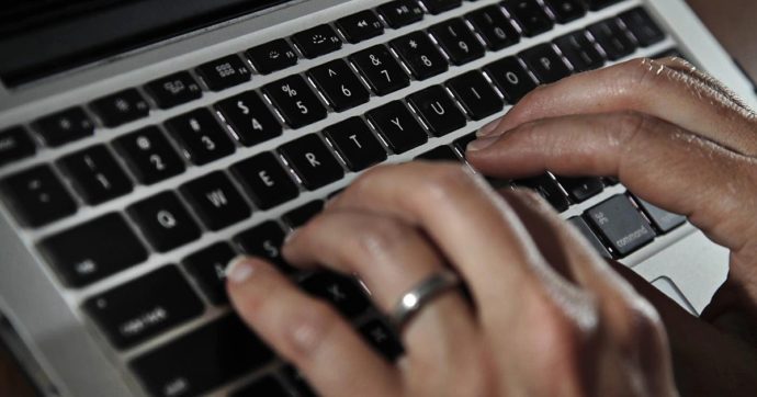 Ucraina, il collettivo Anonymous dichiara “cyber guerra” alla Russia: “Hackerata l’emittente Rt news e altri siti del governo”