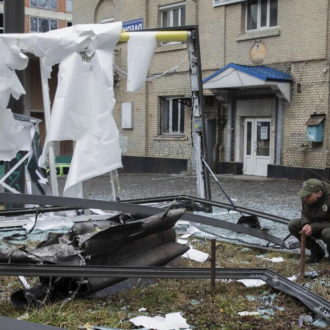 Copertina di 2 – Bombe e fake news: Kiev teme l’attacco aereo