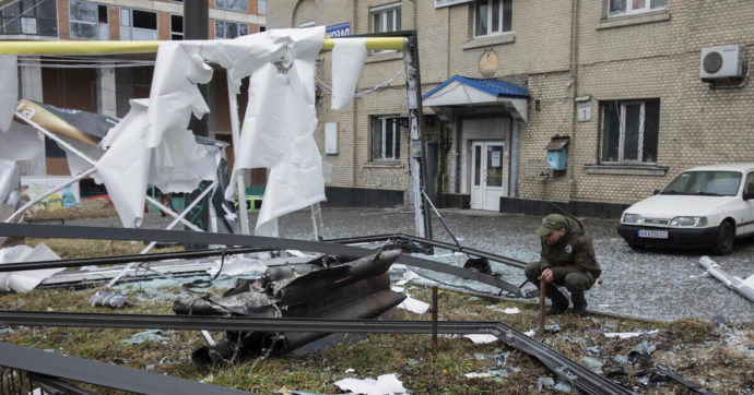 Copertina di 2 – Bombe e fake news: Kiev teme l’attacco aereo