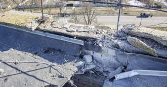 Copertina di 5 – Kiev, l’aeroporto Hostomel sotto il tiro russo: bombe e combattimenti da Est a Ovest