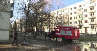 Copertina di Ucraina, Chuguev bombardata. Residenti feriti e in lacrime e fumo dagli edifici: ecco la città dopo l’attacco – Video