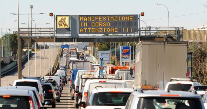 Caro carburante, da Ravenna a Palermo e Bari: ancora proteste dei tir. Regioni: “Rischiamo si blocchi l’approvvigionamento delle merci”