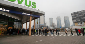 Copertina di Ucraina, la fuga da Kiev: colonne di macchine tentano di lasciare la Capitale. Code ai supermercati, alle farmacie e ai bancomat – FOTO
