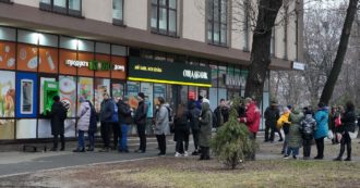 Guerra Ucraina-Russia, i blackout fanno paura: in Donbass è corsa ai bancomat. “Se arrivano i russi ce ne andiamo noi”