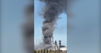 Copertina di Ancona, incendio alla raffineria Api di Falconara: alta colonna di fumo nero visibile da lontano – Video