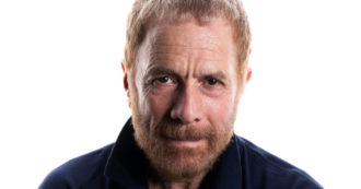 Copertina di Gabriele Lavia a FQMagazine: “La società malata di menzogna e “libera” solo nella follia: ecco la commedia pirandelliana che porto a teatro”