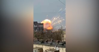 Copertina di Ucraina, bombardata la base aerea di Melitopol nel sud del Paese: i video dell’esplosione