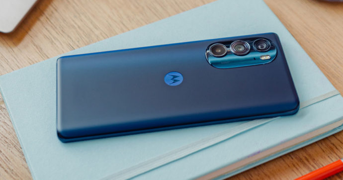 Motorola annuncia Edge 30 Pro, un top di gamma con display OLED e selfiecam da 60MP