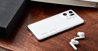 Copertina di Oppo Find X5: il produttore cinese lancia tre nuovi smartphone. Il top di gamma vede il comparto fotografico sviluppato in collaborazione con Hasselblad