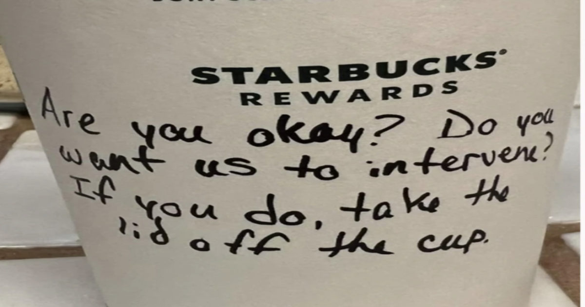 Starbucks, barista offre aiuto ad un’adolescente con un messaggio sul bicchiere: “Vuoi che interveniamo?”