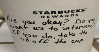 Copertina di Starbucks, barista offre aiuto ad un’adolescente con un messaggio sul bicchiere: “Vuoi che interveniamo?”