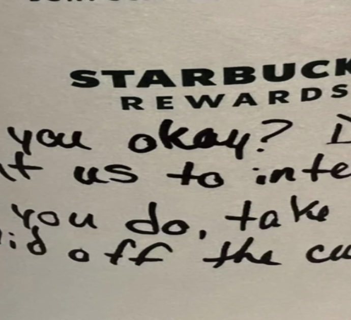 Starbucks, barista offre aiuto ad un’adolescente con un messaggio sul bicchiere: “Vuoi che interveniamo?”