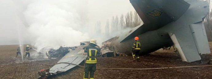 Guerra Russia-Ucraina, la diretta. Zelensky: “Forze nemiche entrate a Kiev, io resto qui”. E chiama la mobilitazione generale. Intelligence: “Annientata la difesa aerea ucraina”