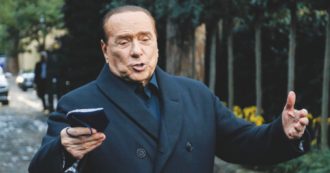 Copertina di Berlusconi racconta il suo ‘esordio’ politico: “Era il ’48 e attaccavo i manifesti della Dc, i comunisti mi diedero una bella scazzottata”