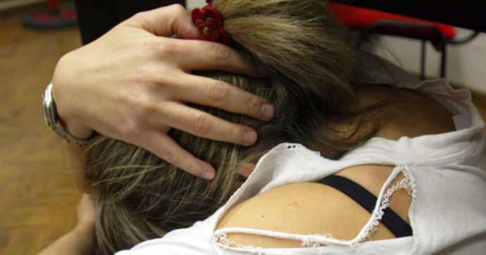 Picchia e spia la moglie. In cella professionista