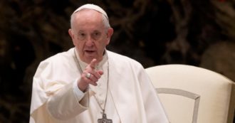 Copertina di Papa Francesco ai cattolici Lgbt: “La Chiesa non vi rifiuta. Se è ‘selettiva’ diventa una setta”