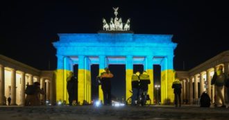 Copertina di Solidarietà all’Ucraina, da Parigi a Roma e Bruxelles: i monumenti illuminati con i colori della bandiera