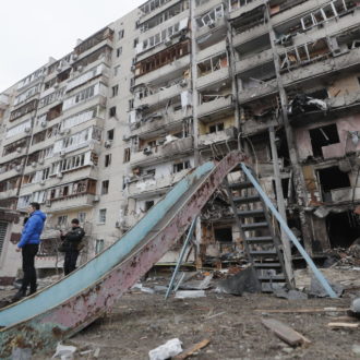 Copertina di 9 – Kiev, civili armati contro le truppe russe: spari nei pressi dei palazzi del governo