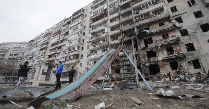 Copertina di 9 – Kiev, civili armati contro le truppe russe: spari nei pressi dei palazzi del governo