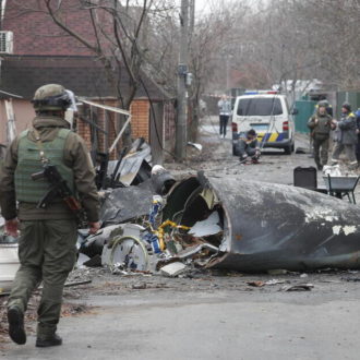 Copertina di 11 – Caos a Kiev tra spari, bombe e gente a passeggio