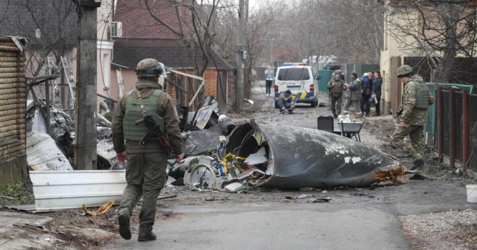 Copertina di 11 – Caos a Kiev tra spari, bombe e gente a passeggio