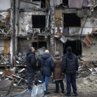 Copertina di 8 – Kiev, città spettrale: ancora bombe, coi russi alle porte