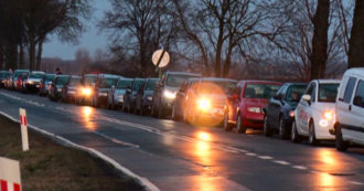Dall’Ucraina alla Polonia, numerose famiglie attraversano il confine: la lunga fila di auto – Video