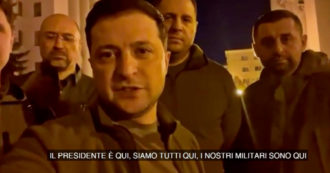 Copertina di Guerra Russia-Ucraina, Zelensky pubblica un video in strada a Kiev: “Siamo qui a difendere il Paese”