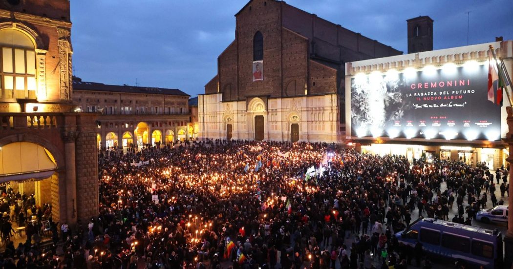 Ucraina, da Roma a Milano migliaia di persone in piazza contro la guerra. Alla fiaccolata di Bologna partecipa anche Gianni Morandi