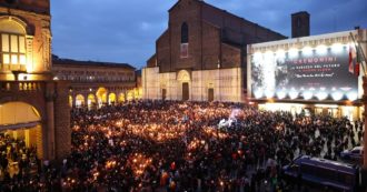 Copertina di Ucraina, da Roma a Milano migliaia di persone in piazza contro la guerra. Alla fiaccolata di Bologna partecipa anche Gianni Morandi